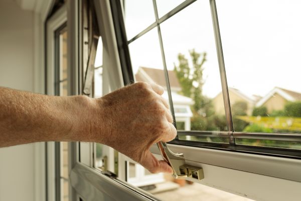 Cost of Window Hinge Repair in Spring